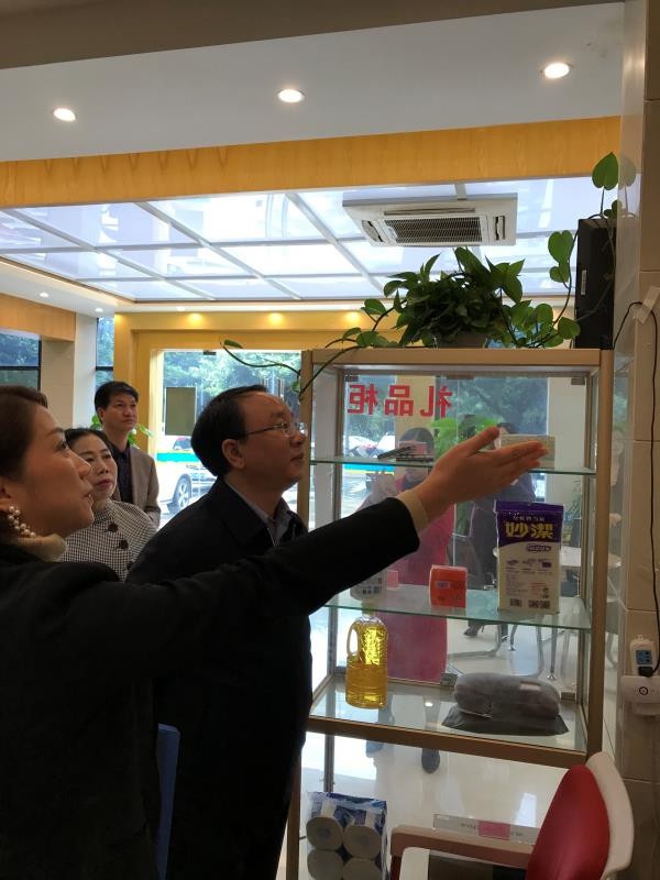 赣州市政府副秘书长李国泉一行莅临章贡区民融登指导交流工作